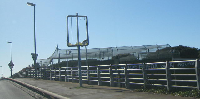 Cartell que anunciava "Gavà blava" al pont de l'avinguda del mar de Gavà Mar arrencat pel fort temporal de vent del 24 de gener de 2009